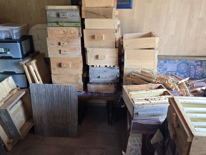 Bild 6:6 Warre-Beuten mit Carnica-Bienen, Zubehör, Ersatzteile