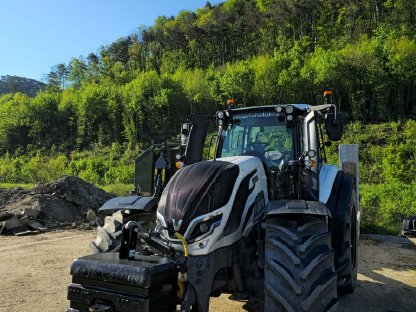 Bild 2:Valtra T235V Vario, EZ 2023, 240 Bstd.