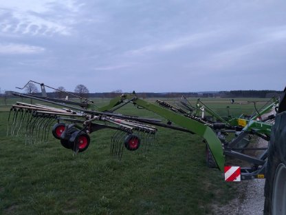 Bild 2:Schwader Großflächenschwader Vier-Kreisel-Schwader Fendt Former 12545