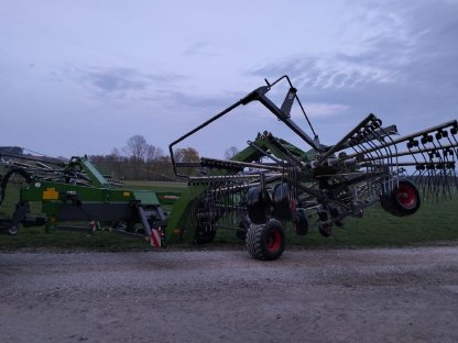 Bild 3:Schwader Großflächenschwader Vier-Kreisel-Schwader Fendt Former 12545