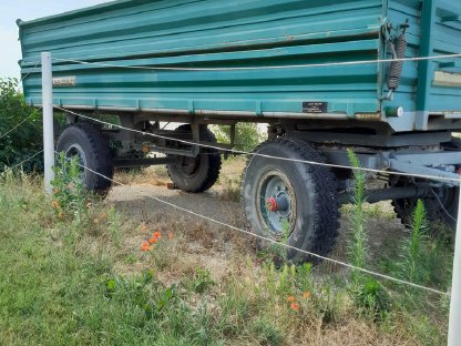 Bild 3:Traktoranhänger mit Eisenwänden