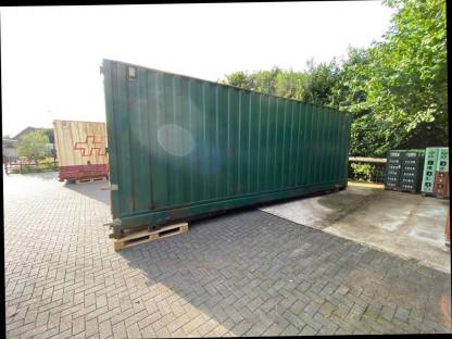 Bild 2:Zwei Wechselbrücken / Container / Lager