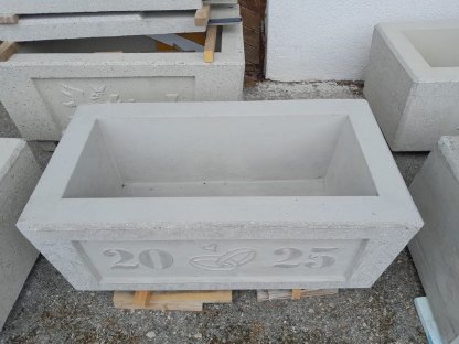 Bild 2:Hochzeits-Beton-Brunnen/Trog