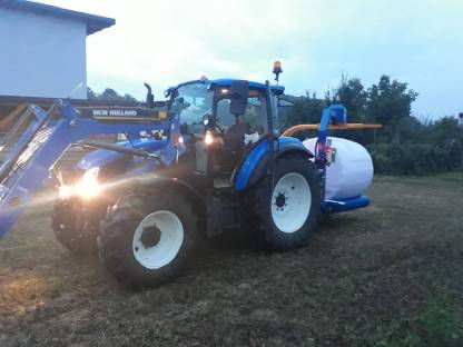 Bild 2:Grünlandernte und Pflege