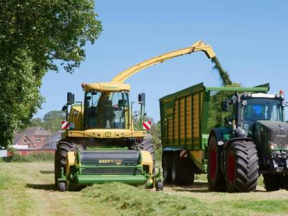 Bild 4:Grashäckseln, Maishäckseln, pressen, wickeln, Mähen