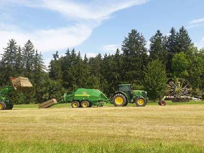 Bild 2:Lohnarbeiten im Grünlandbereich