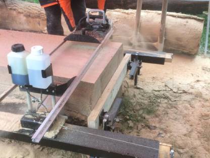 Bild 2:Mobiles Sägewerk, Lohnschnitt, Platten mit Baumkante