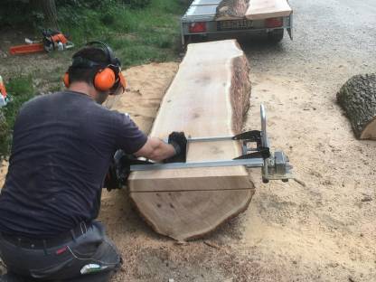 Bild 3:Mobiles Sägewerk, Lohnschnitt, Platten mit Baumkante