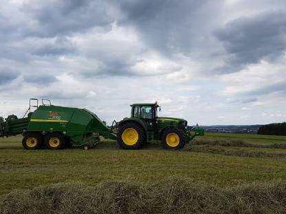 Bild 3:Lohnarbeiten im Grünlandbereich