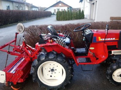 Yanmar Kleintraktor mit Fräse und Hecklade