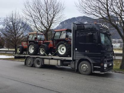 Bild 3:Transporte von Land- und Baumaschinen