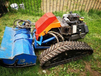 Bild 2:Böschungsmähen Mulchen Mähraupe Irus