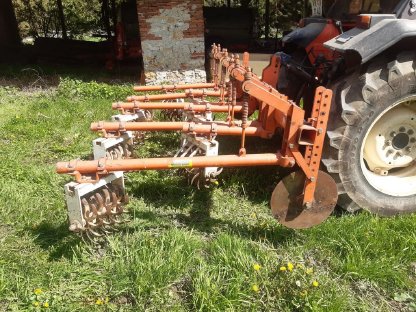 Bild 4:4-reihiges Hackgerät Howard Rollsternhacke