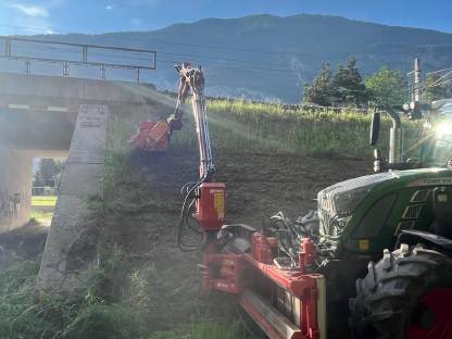 Bild 2:Biete Mulch arbeiten an und Grünflächen Mähen Bezirk Imst