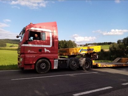 Lastwagen mit Tieflader MAN Sattelzugmaschine