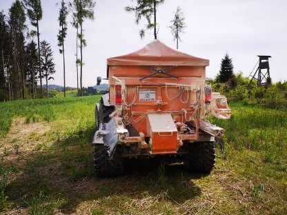 Bild 8:Kalk und Kalkausbringung