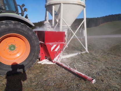 Bild 2:Kalk und Kalkausbringung