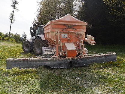 Bild 7:Kalk und Kalkausbringung