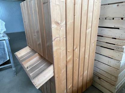 Bild 2:Holzschütten für Obst/Gemüse