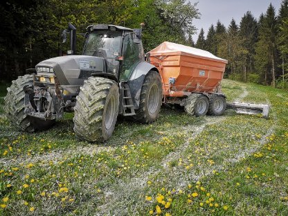 Bild 6:Kalk und Kalkausbringung