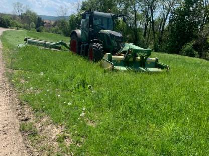 Bild 2:Mähen / zetten / schwaden / pressen