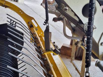 Bild 5:Biete Rundballenpresse mit 32 Messer und Siliermittel