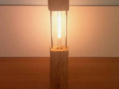 Altholz-LED Lampe aus Gehackten Altholz ca.125cm hoch.