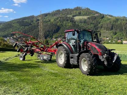 Bild 3:Mähen / schwaden / nachsäen - Lohnarbeit