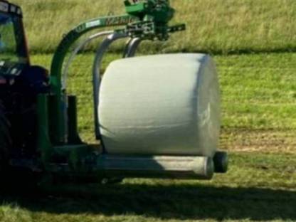 Bild 3:Lohnarbeit Ballenpressen Ballenwickeln