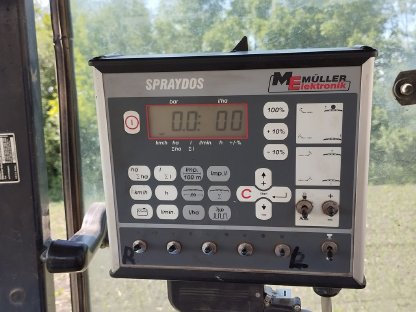 Bild 2:Feldspritze gezogen