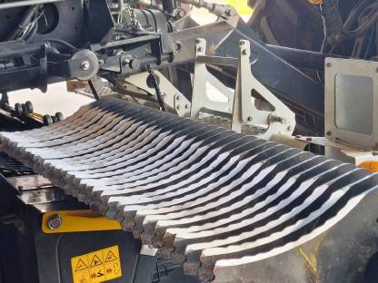 Bild 8:Biete Rundballenpresse mit 32 Messer und Siliermittel