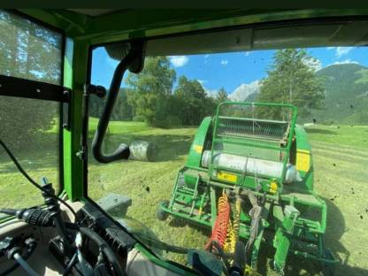 Bild 2:Lohnarbeit Ballenpressen Ballenwickeln