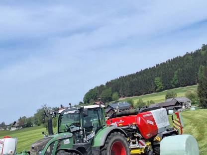 Bild 7:Biete Rundballenpresse mit 32 Messer und Siliermittel