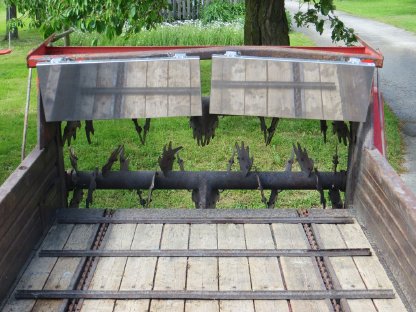 Bild 4:Pöttinger Miststreuer 4t