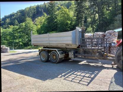 Hakenliftanhänger mit Container