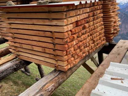 Bild 4:Lärchenbretter, Latten und Stempel