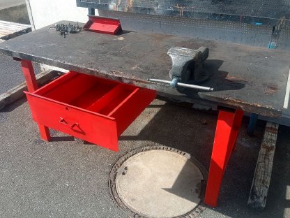 Bild 2:Werkbank Werktisch mit großem Schraubstock