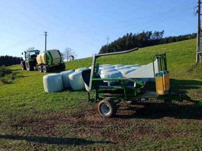 Bild 2:Rundballenpressen und Wickeln