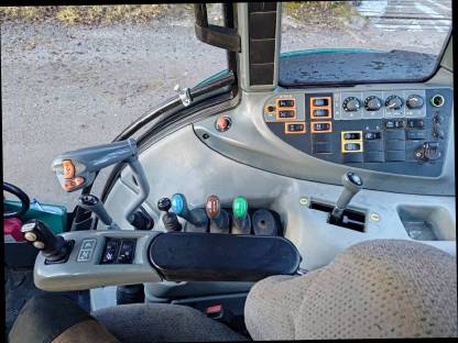 Bild 6:Valtra N103 mit Frontlader