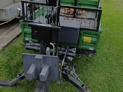 Bild 4:3-Seiten-Kipper Forstanhänger mit Kran