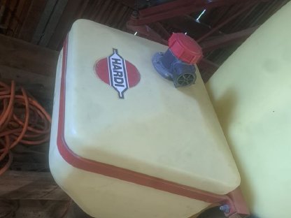 Bild 5:Hardi Feldspritze 12 m Parallelogramm und Höhenverstellung