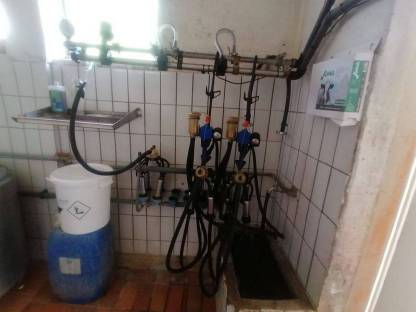 Bild 2:Komplette Alfa-Laval Rohrmelkanlage inkl. Leitungen