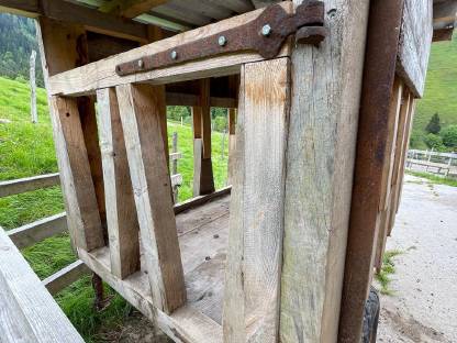 Bild 3:Heuraufe, Futterraufe