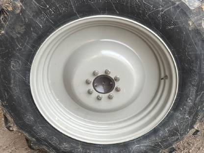 Bild 5:Traktorreifen mit Felge