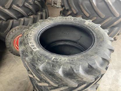 Bild 7:Michelin Multibib 440/65R28 540/65R38 mit Felge zu Steyr
