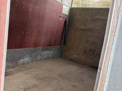 Bild 2:Pferdeanhänger