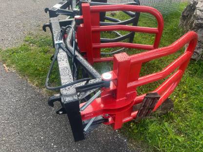 Bild 3:Rundballenzange