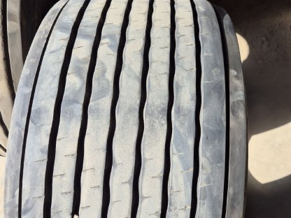 Bild 3:2 x 445/45R19,5 Anhängerreifen