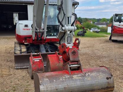 Bild 2:Takeuchi TB290-2 mit Zentralschmierung