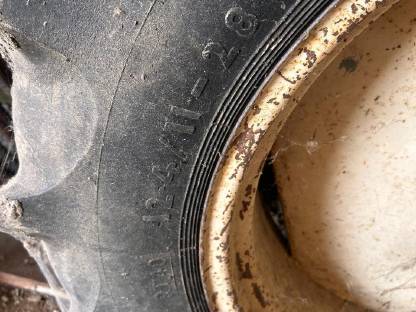 Bild 2:Zwillingsreifen Ferguson 35X